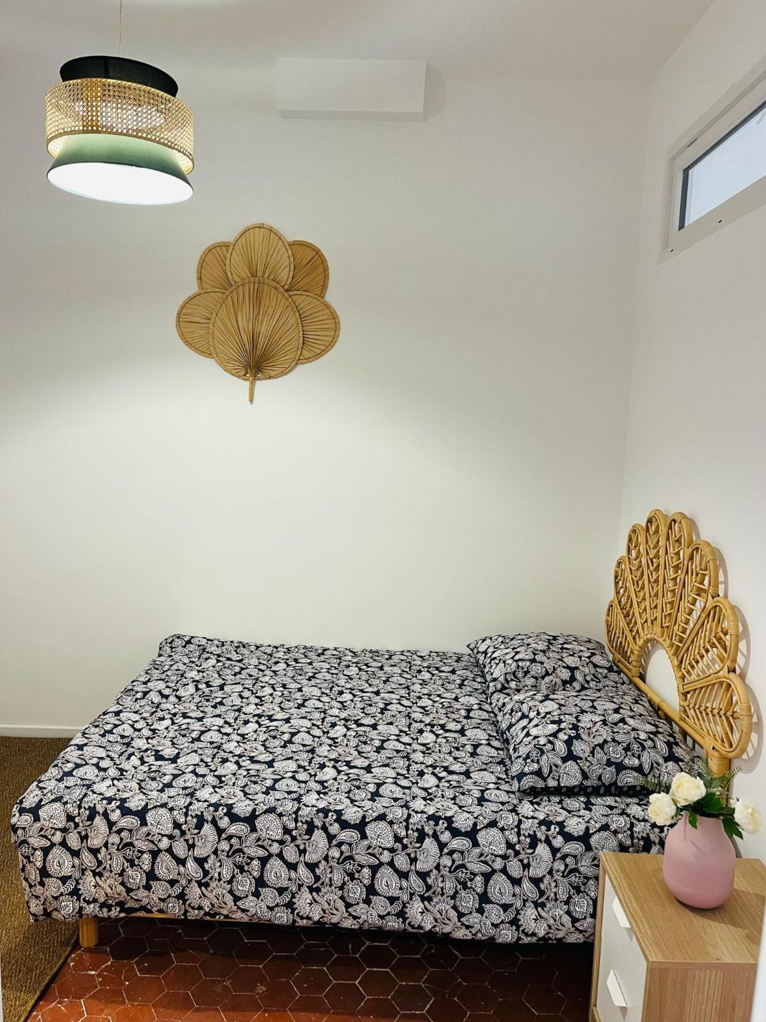 Studio En Plein Coeur Du Vieil Antibes, Vue Sur Place Romantique Exterior foto