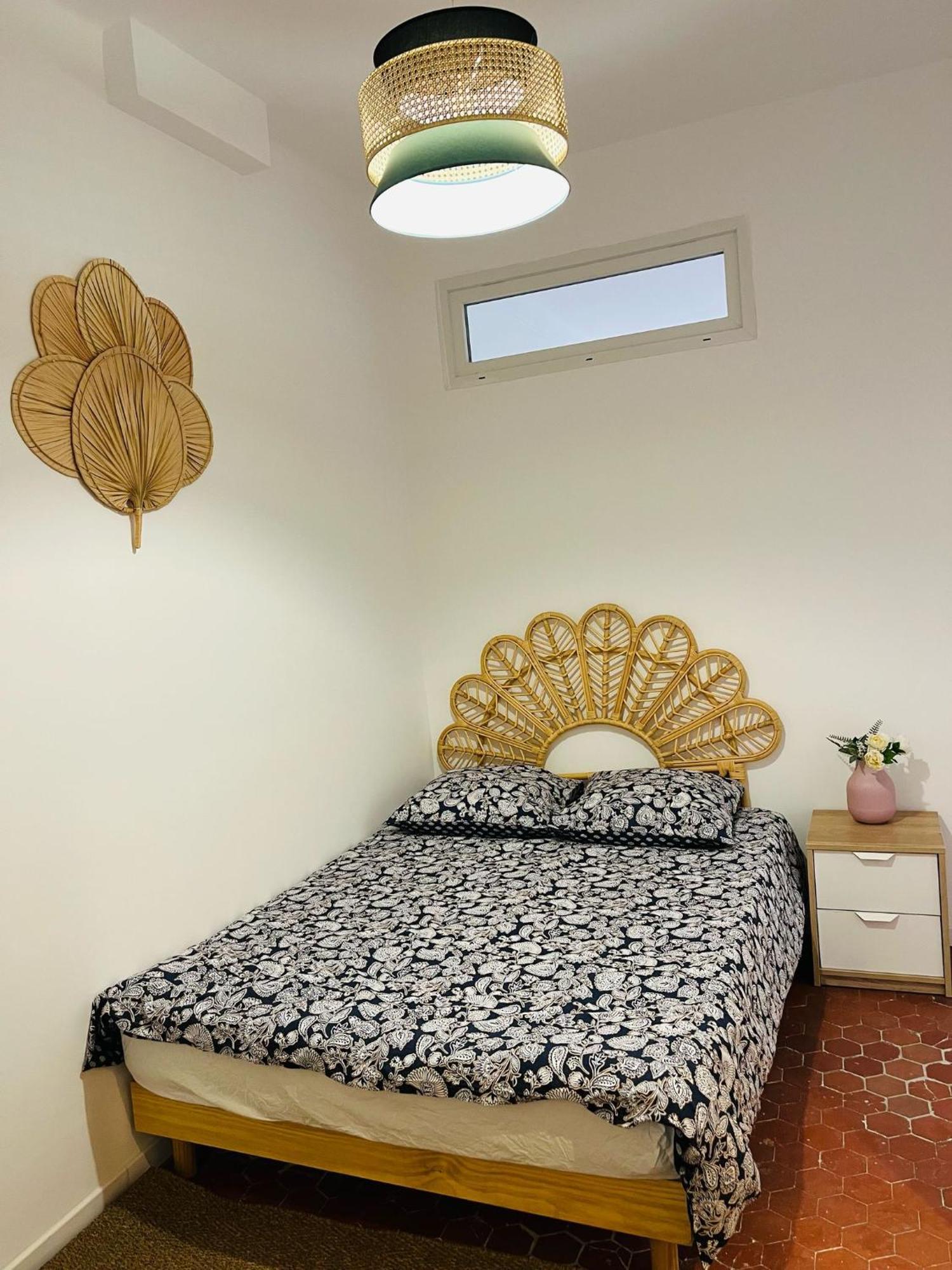 Studio En Plein Coeur Du Vieil Antibes, Vue Sur Place Romantique Exterior foto