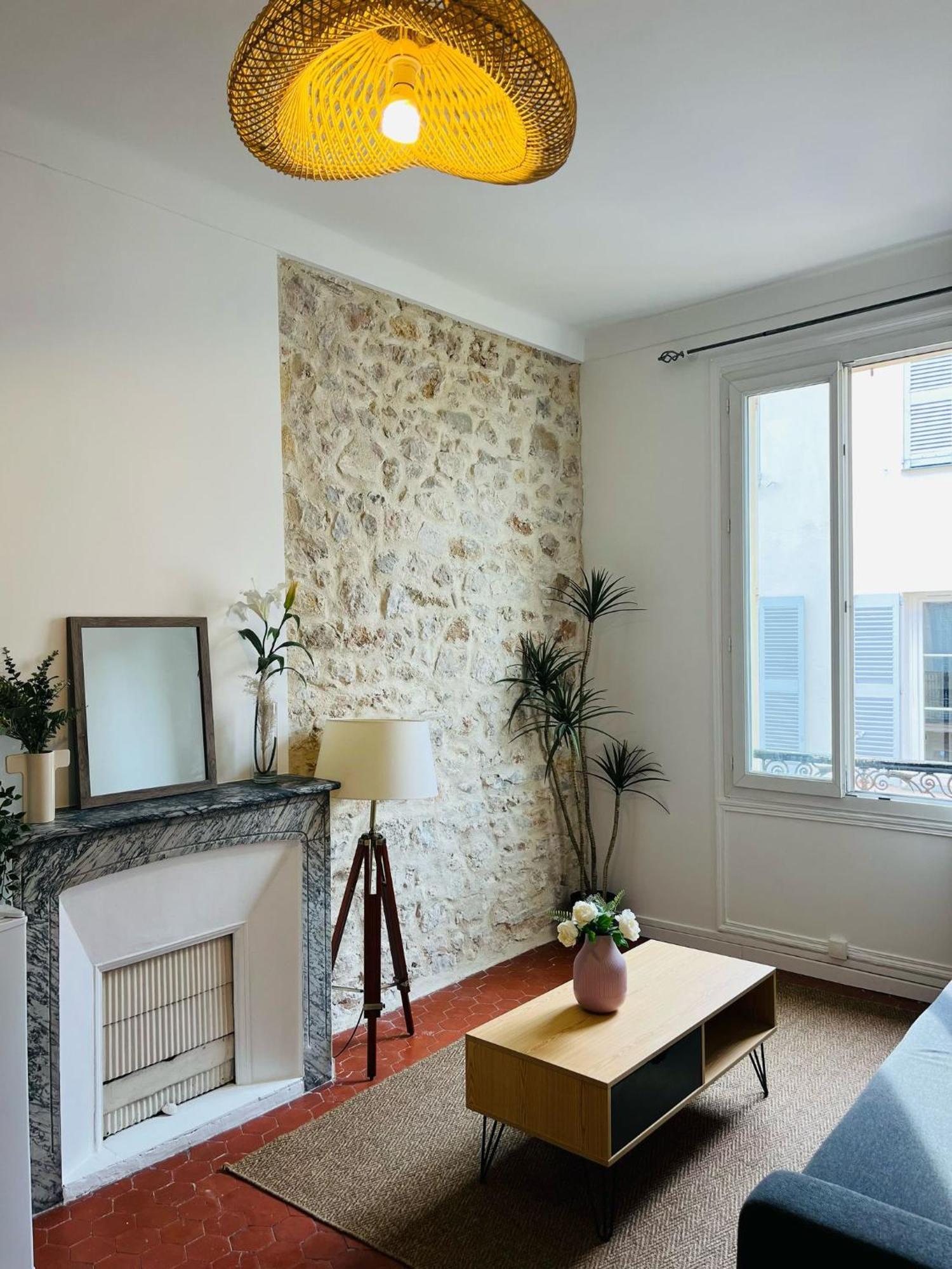 Studio En Plein Coeur Du Vieil Antibes, Vue Sur Place Romantique Exterior foto